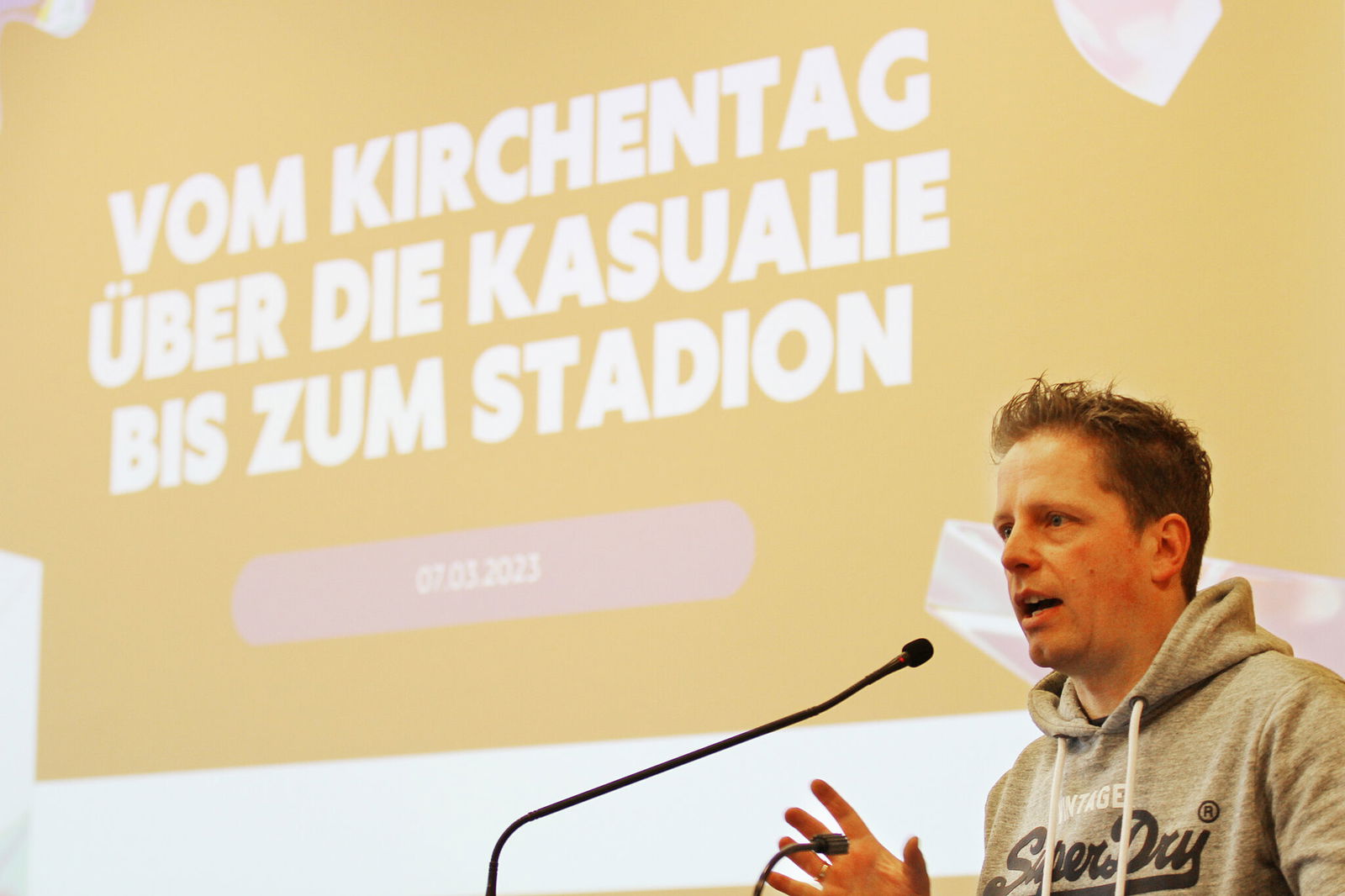 Vor allem über Kirchentage verbreiten sich neue Lieder. Aber auch bei Taufen und Trauungen sind sie beliebt, berichtet Til von Dombois.