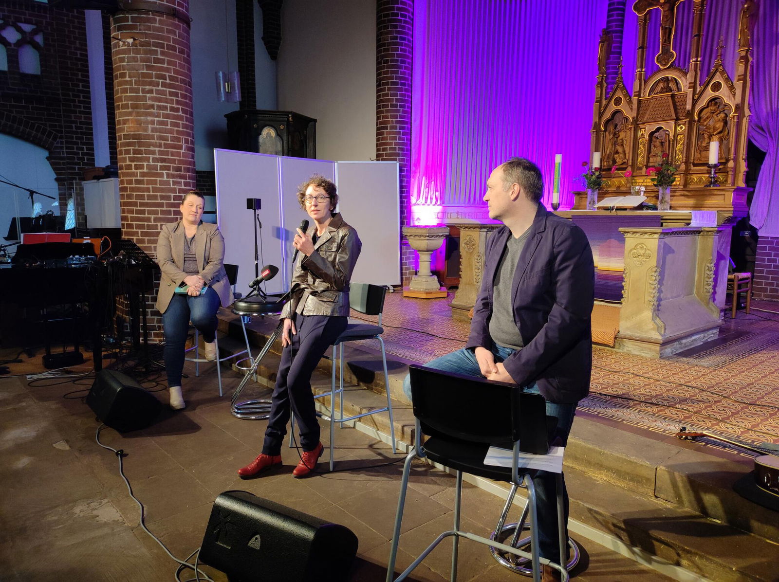 Oberkirchenrätin Julia Helmke (Mitte) erläutert das Konzept.