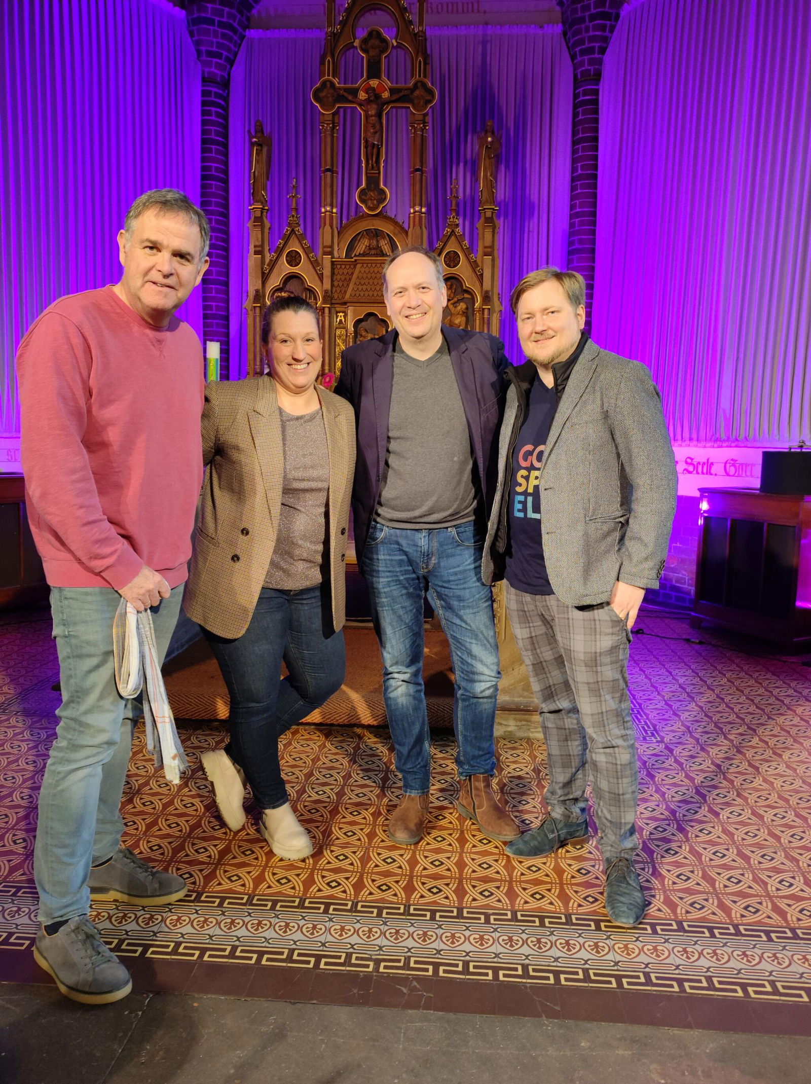 Ein Teil des Dozenten-Teams für die neue C-Pop-Ausbildung mit einer potentiellen Kandidatin.