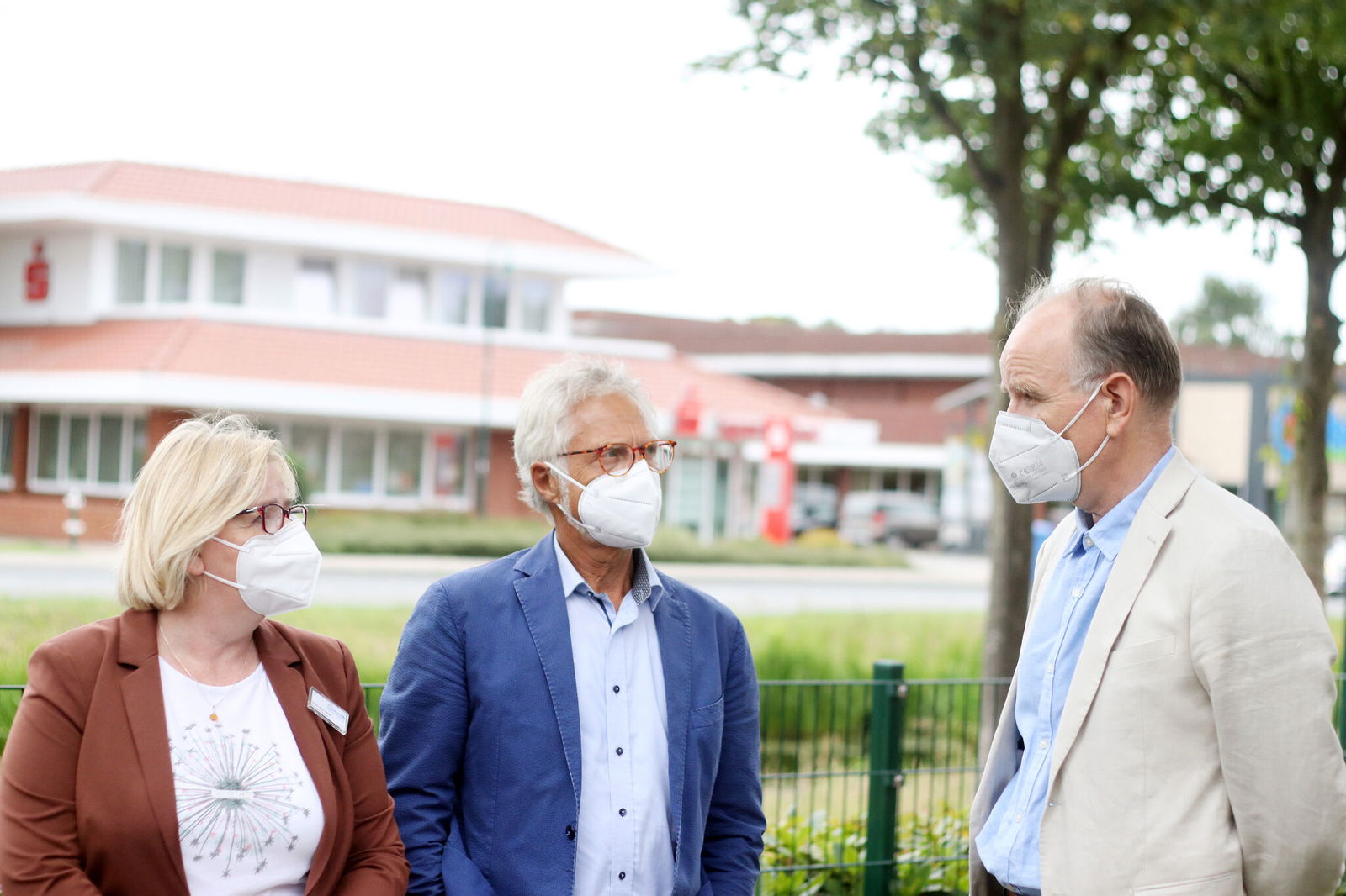 Landesbischof Ralf Meister in Großefehn im Gespräch mit Carola Ulferts-Arndt, Geschäftsführerin der Diakonie-Tagespflege „Am Haus Els“, und Architekt Norbert Freitag. Foto: Maria Berentzen