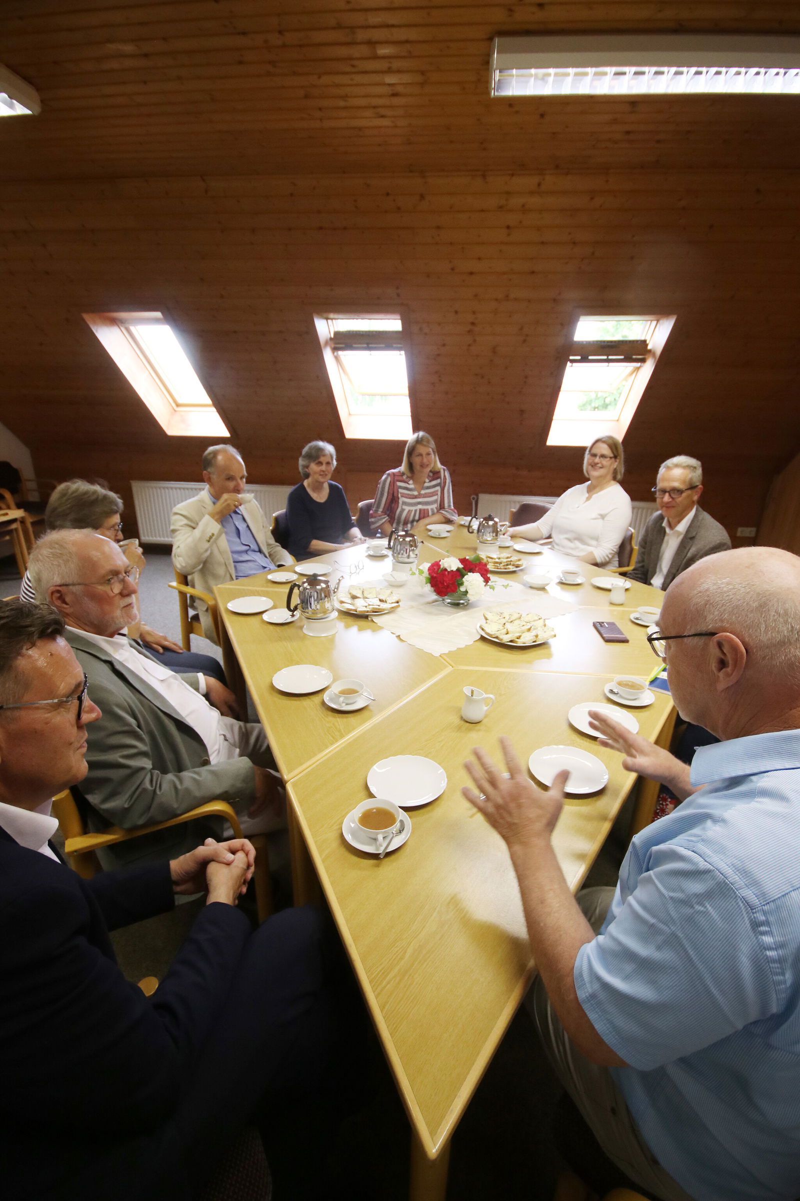 Teetafel in Middels mit Pastor Walter Uphoff (vorne rechts) und dem Kirchenvorstand. Foto: Maria Berentzen