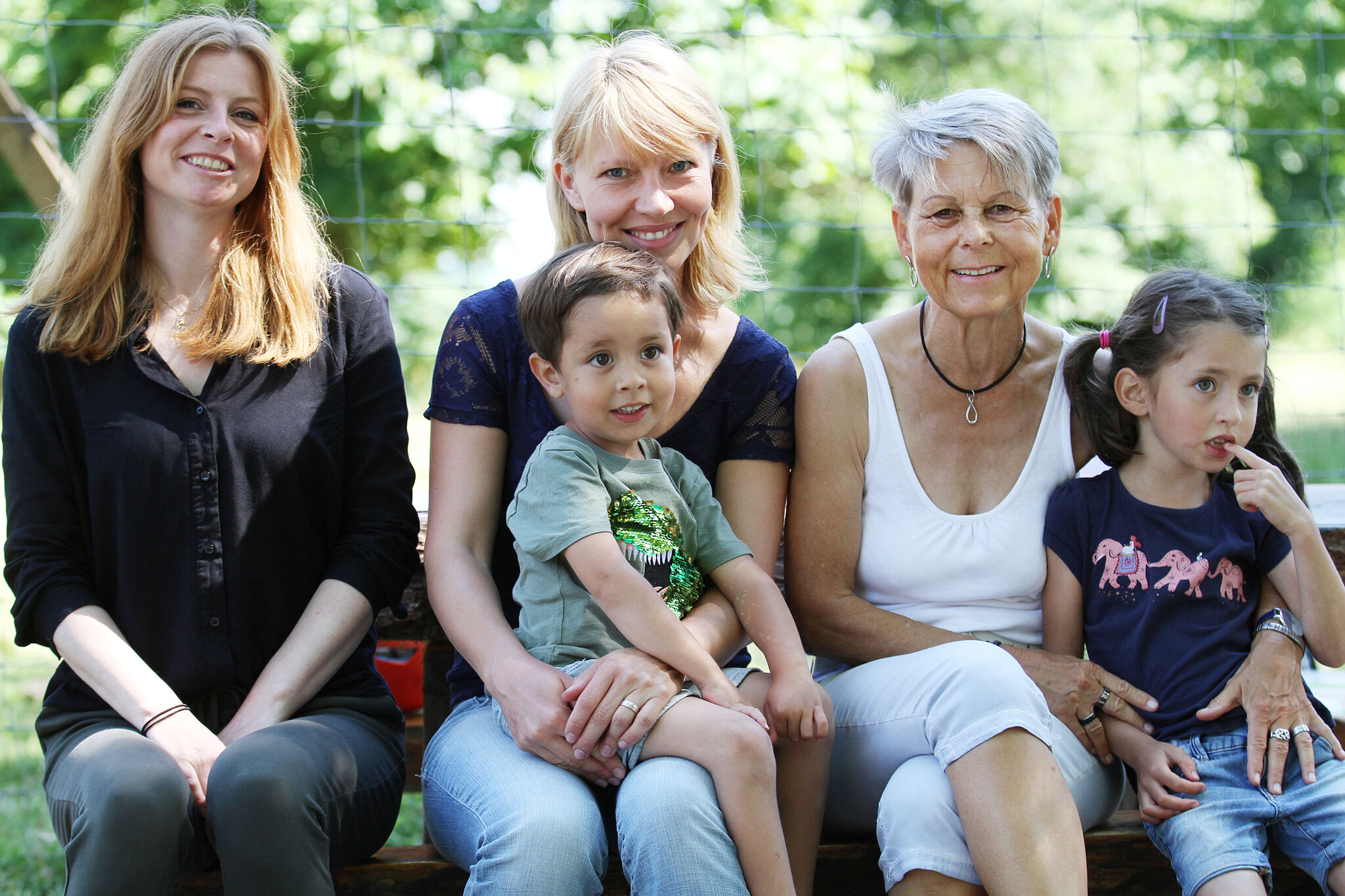 Projektleiterin Katrina Teigeler, Mama Karoline Ryll und Wunschoma Carmen Trentzsch mit Enno (4) und Ellah (6). Foto: Lothar Veit