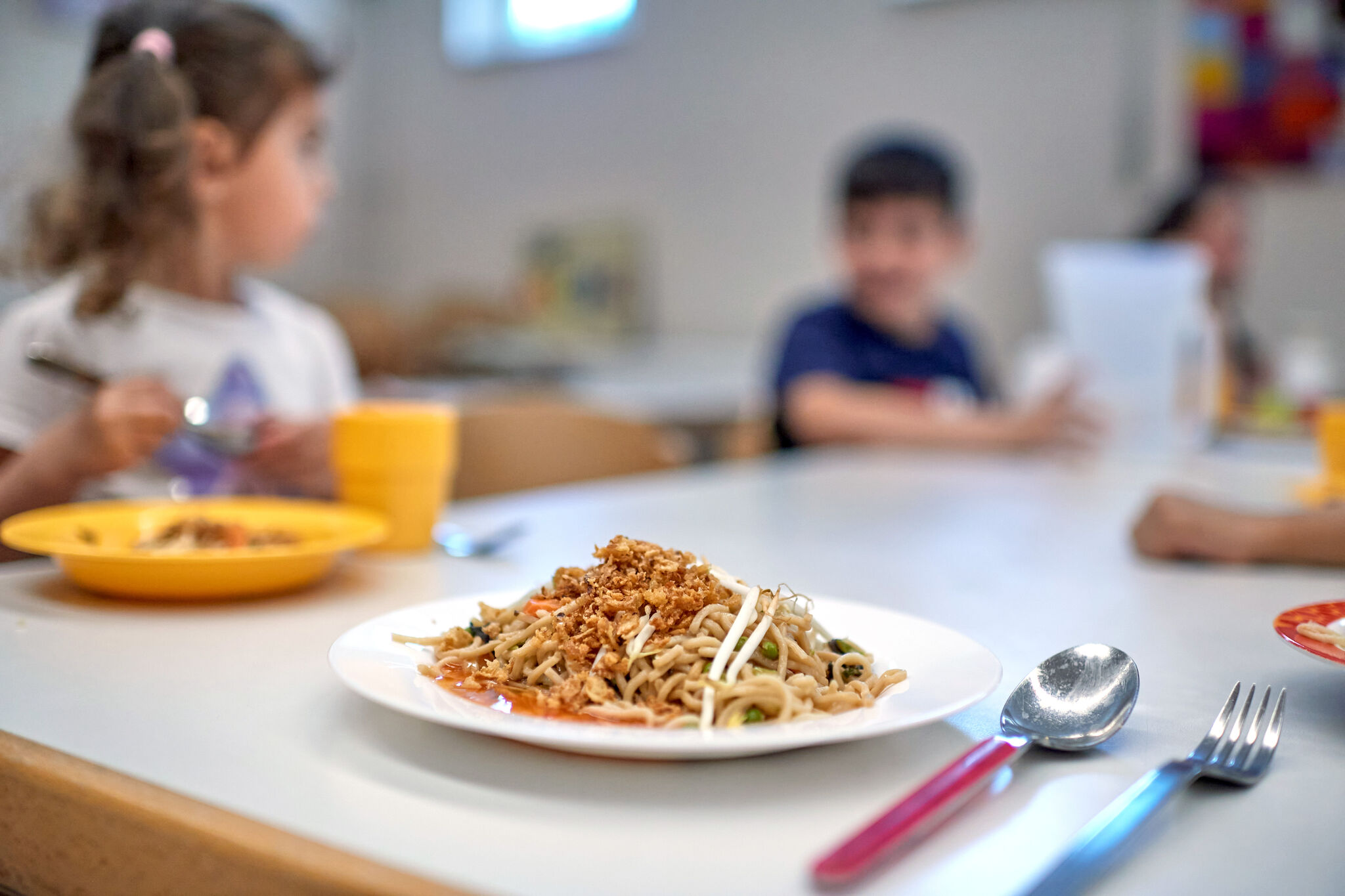 Kinder beim Mittagessen in der Arche im Berliner Bezirk Hellersdorf. epd-Bild: Christian Ditsch