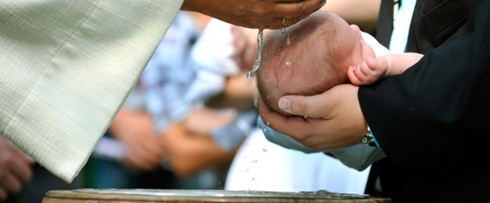 Ein Kind wird getauft