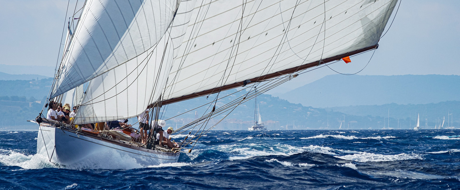 Ein Segelboot auf dem Meer.