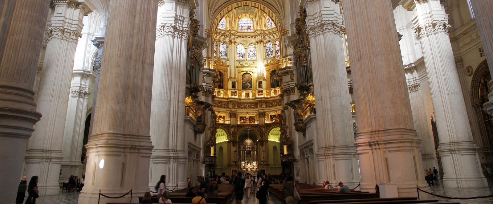 Der Innenraum einer prunkvollen Kirche