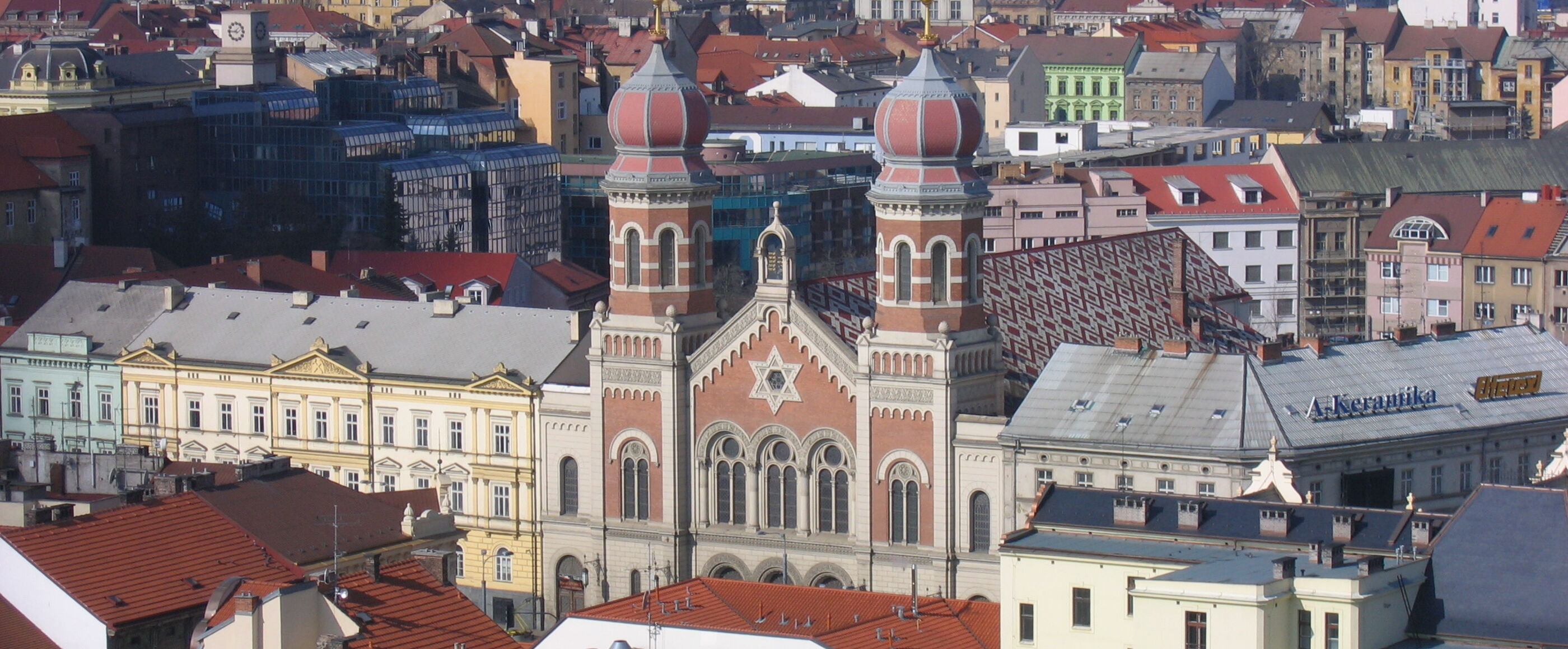 Eine Synagoge inmitten einer großen Stadt.
