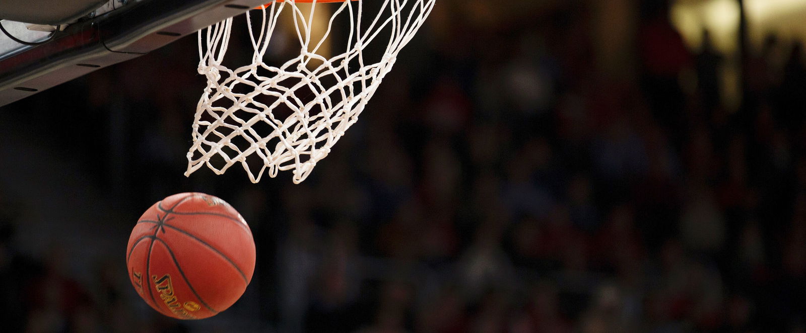 Ein Ball fällt durch einen Basketballkorb.