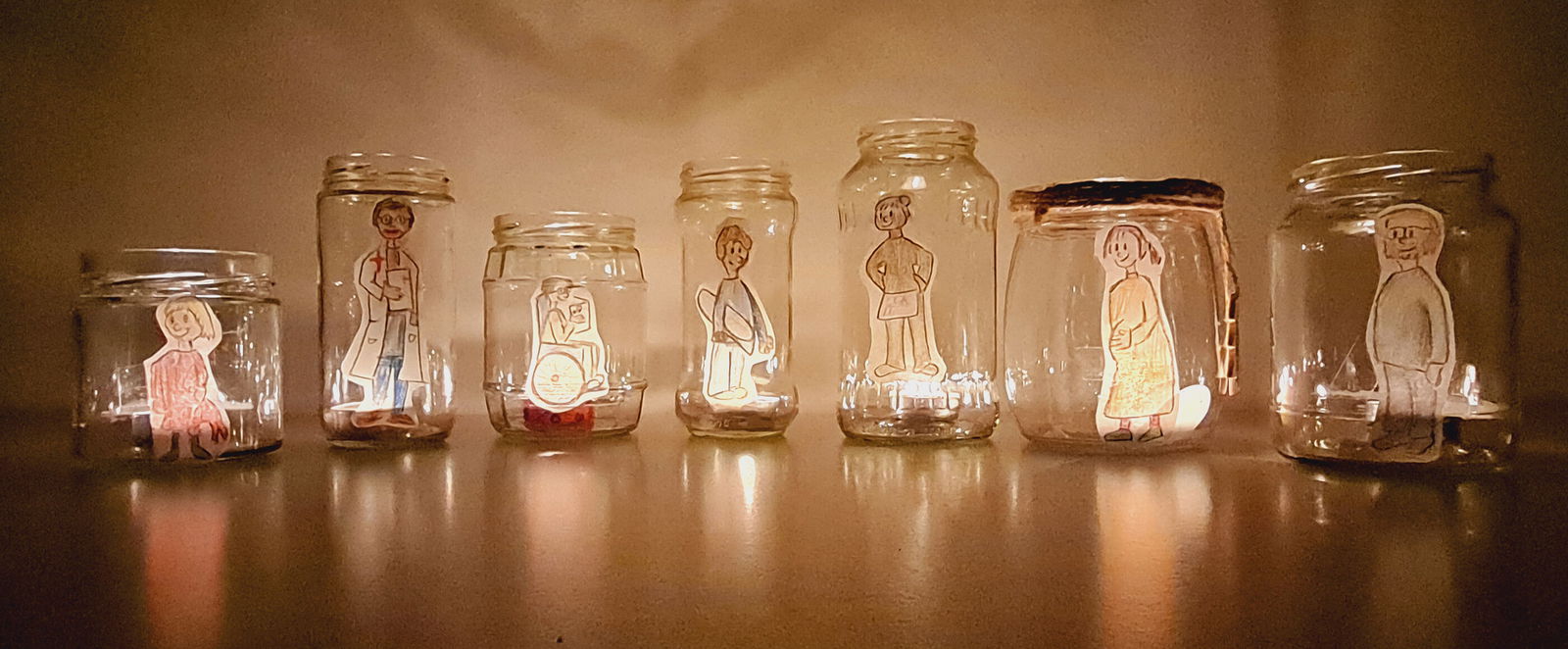 Leere Marmeladengläser mit aufgeklebten Figuren