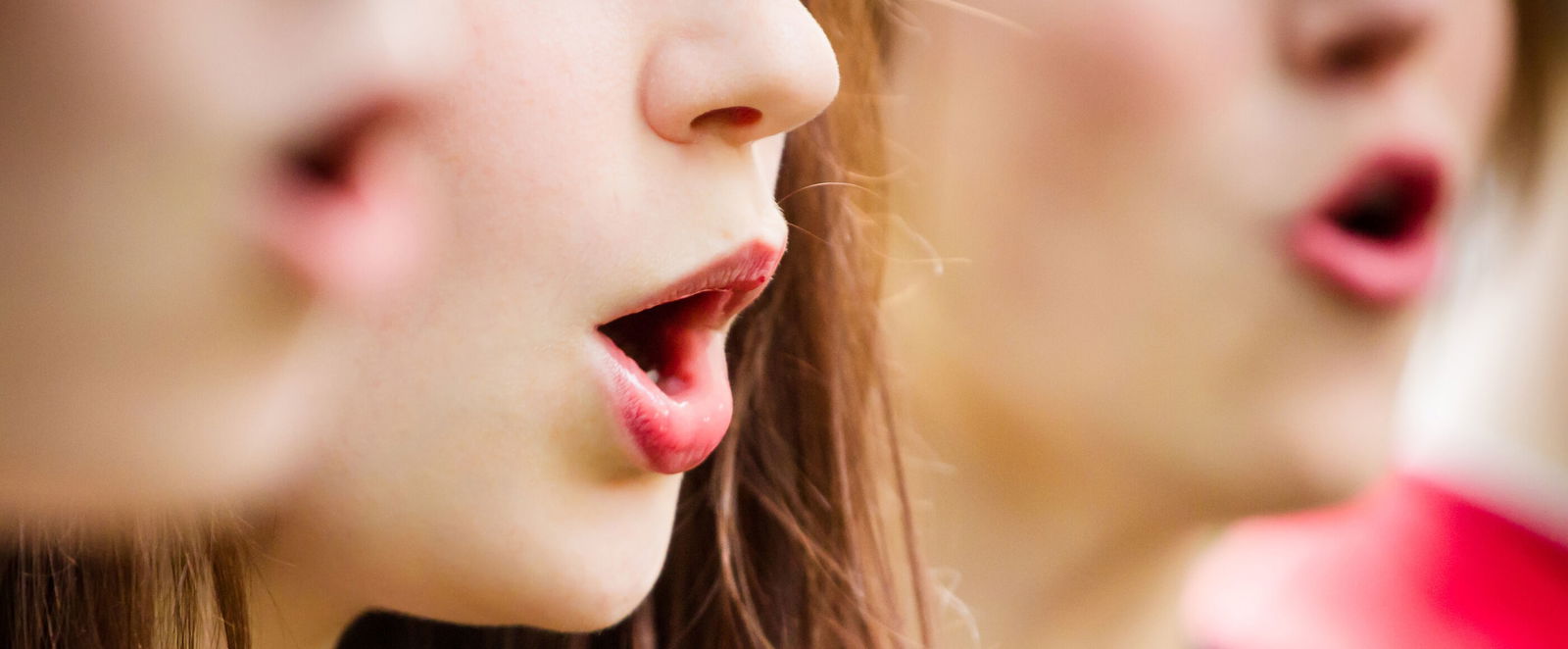 Drei zum Singen geformte Münder