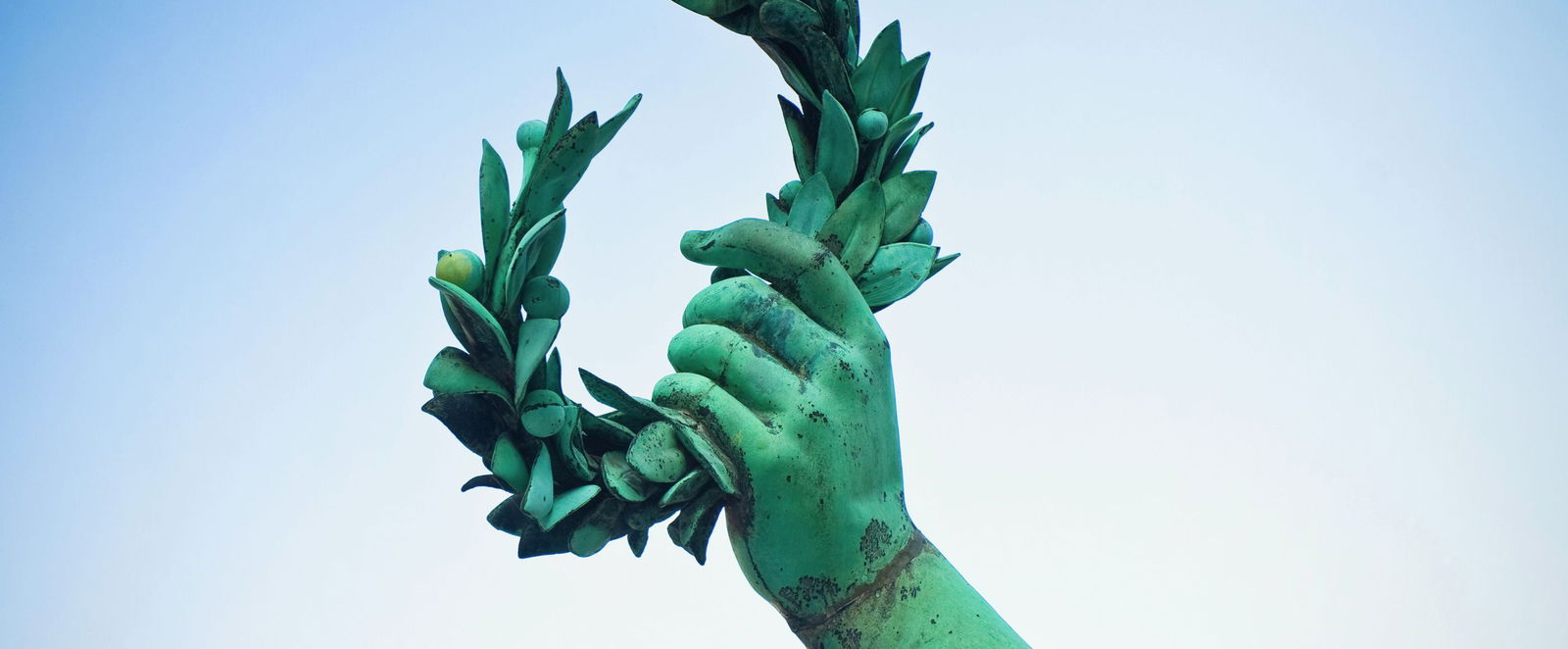 Die Hand einer Statue mit Siegeskranz