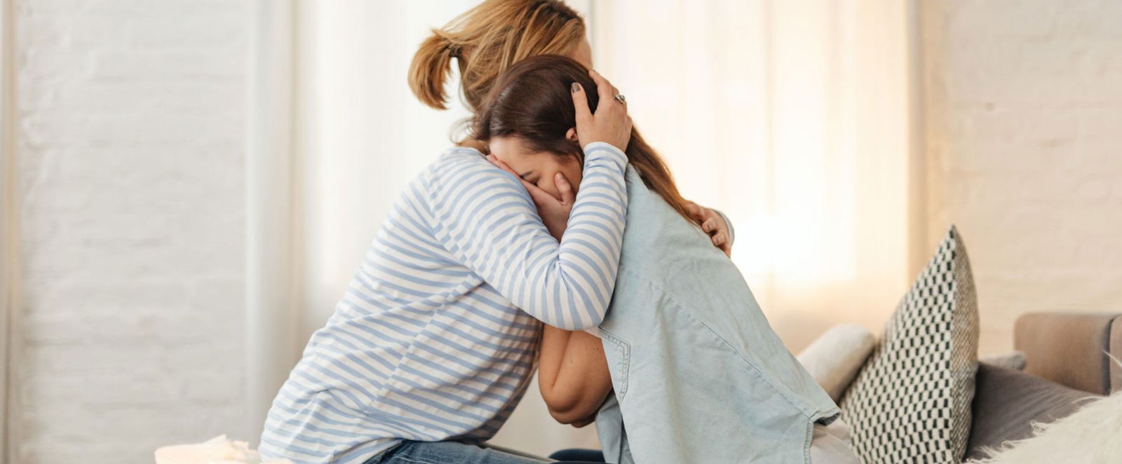 Eine Mutter tröstet ihre Tochter