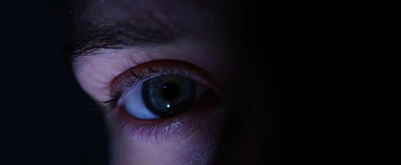 Ein Auge im Schatten