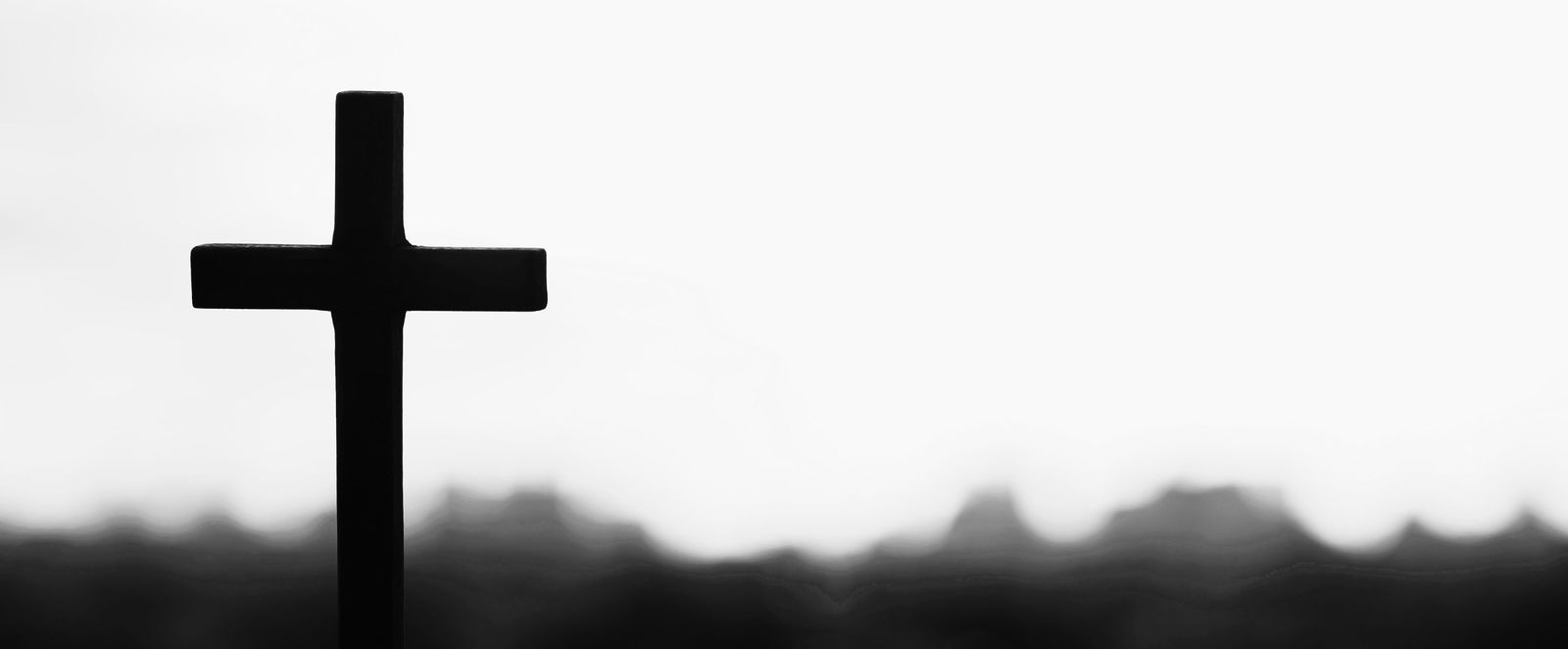 Ein schwarzweiß Bild von einem Kreuz.