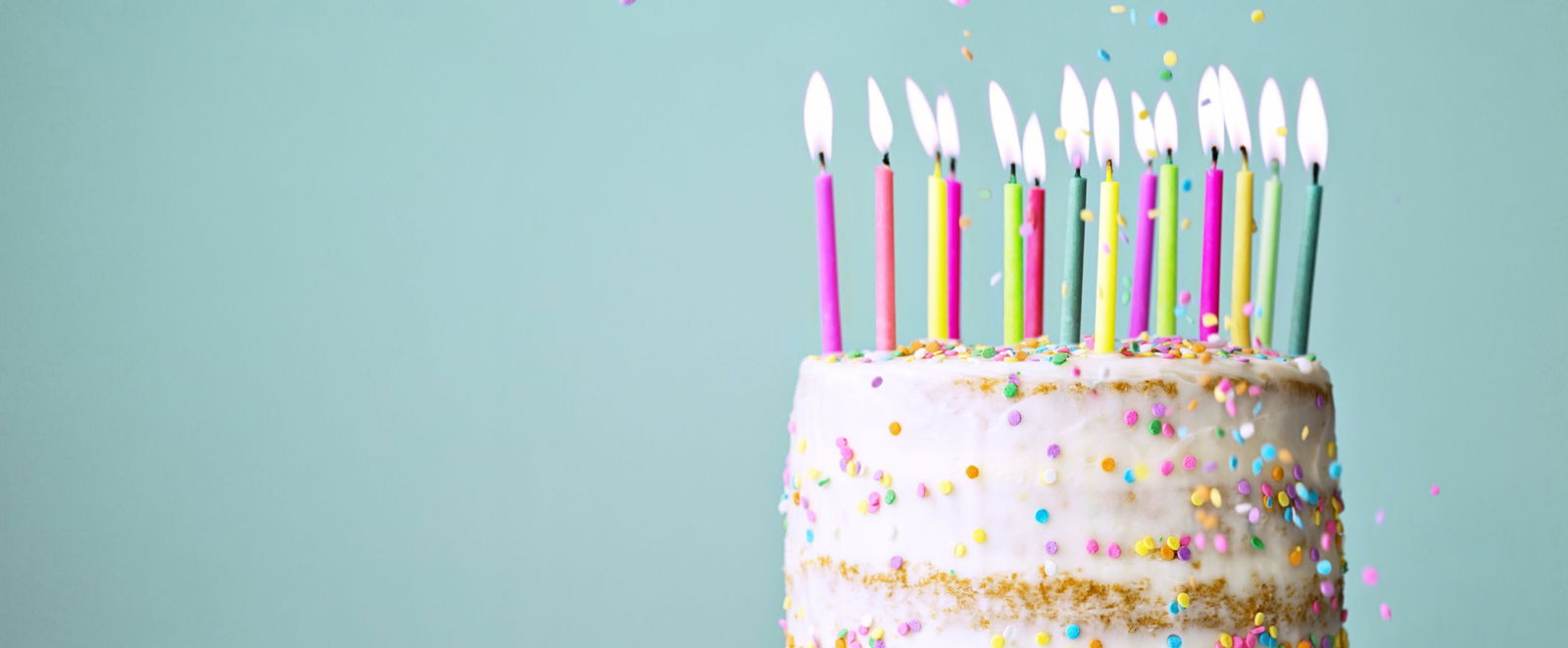 Ein Kuchen mit bunten Kerzen.