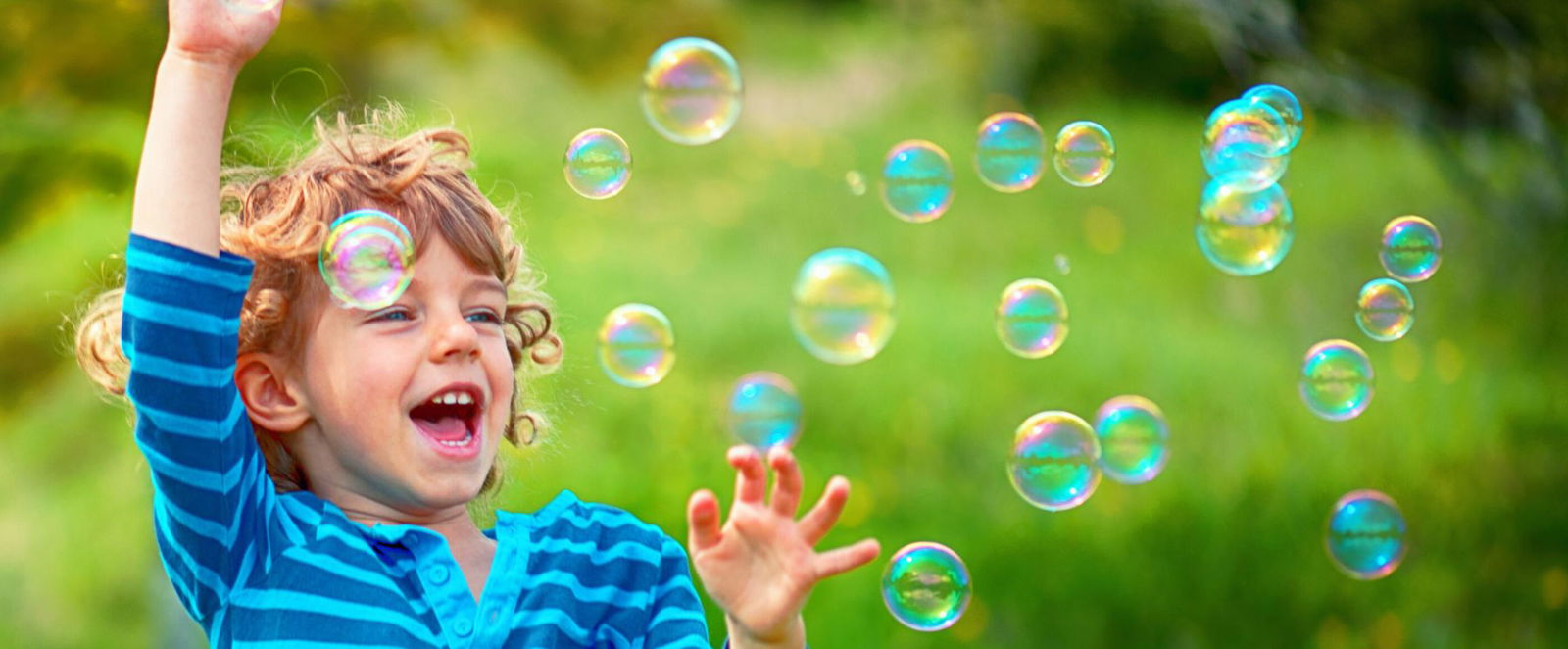Ein Kind erfreut sich an Seifenblasen.