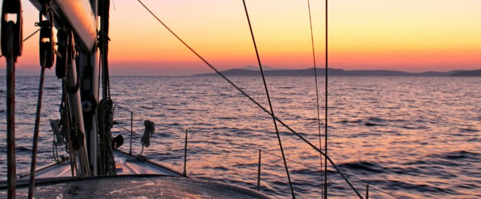 Blick von einem Segelboot Richtung Sonnenuntergang