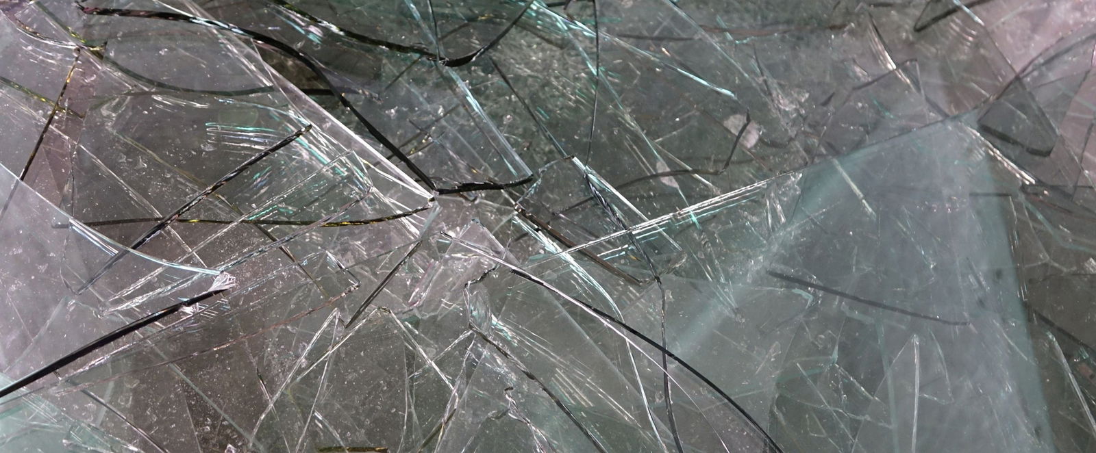 Glasscherben auf dem Boden