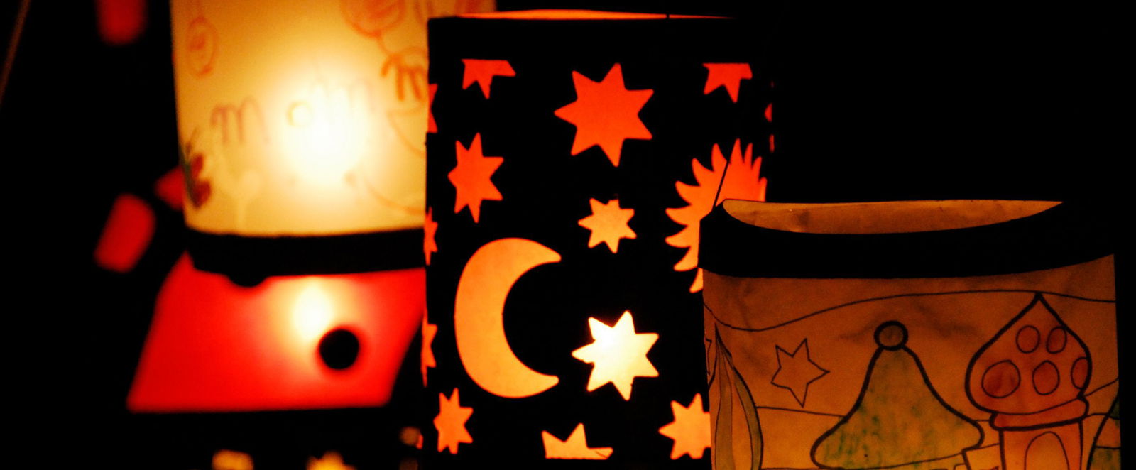 Drei Laternen leuchten.