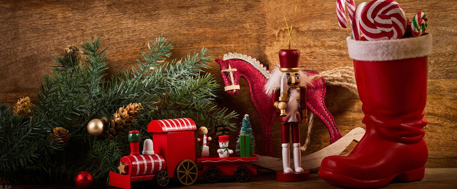 Ein gefüllter Stiefel, Tannenzweige und Weihnachtsdekoration.