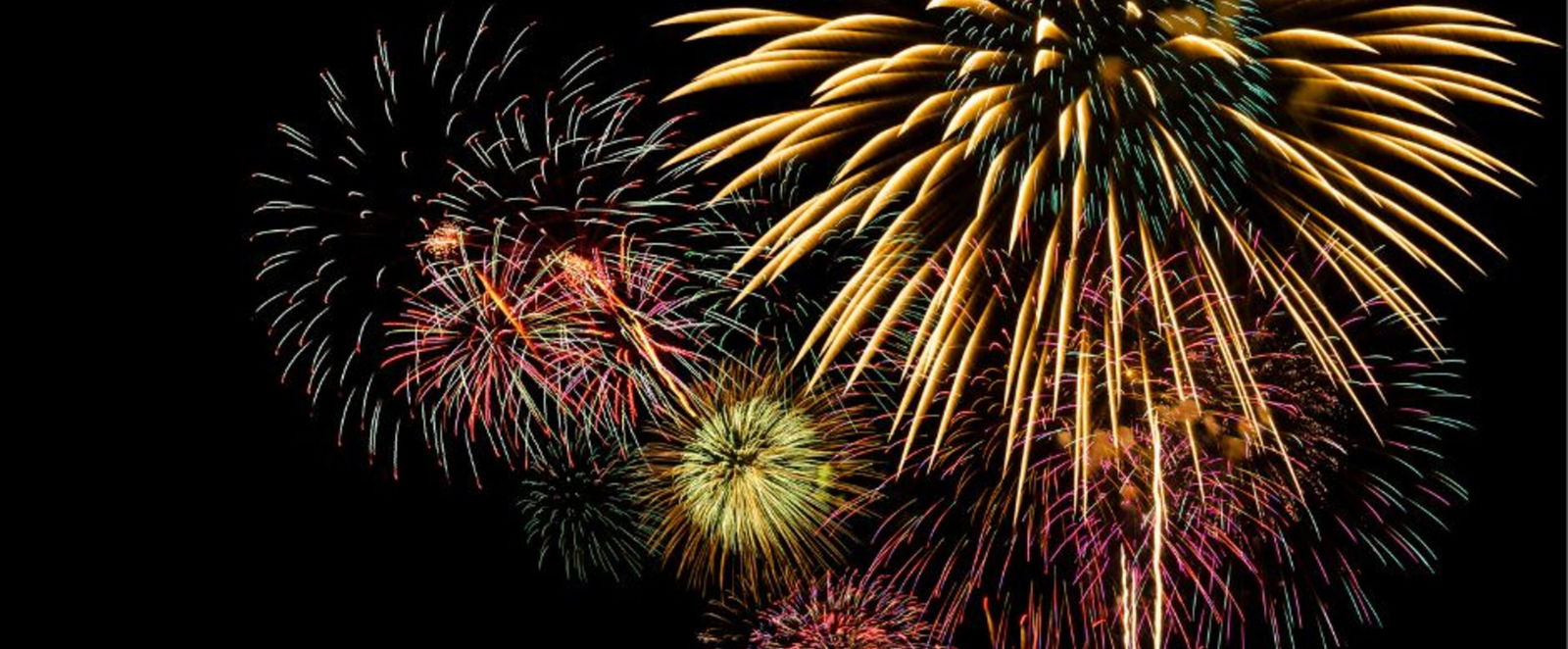 Ein buntes Feuerwerk am dunklen Himmel.