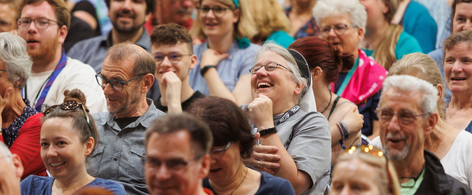 Ein buntes Publikum.