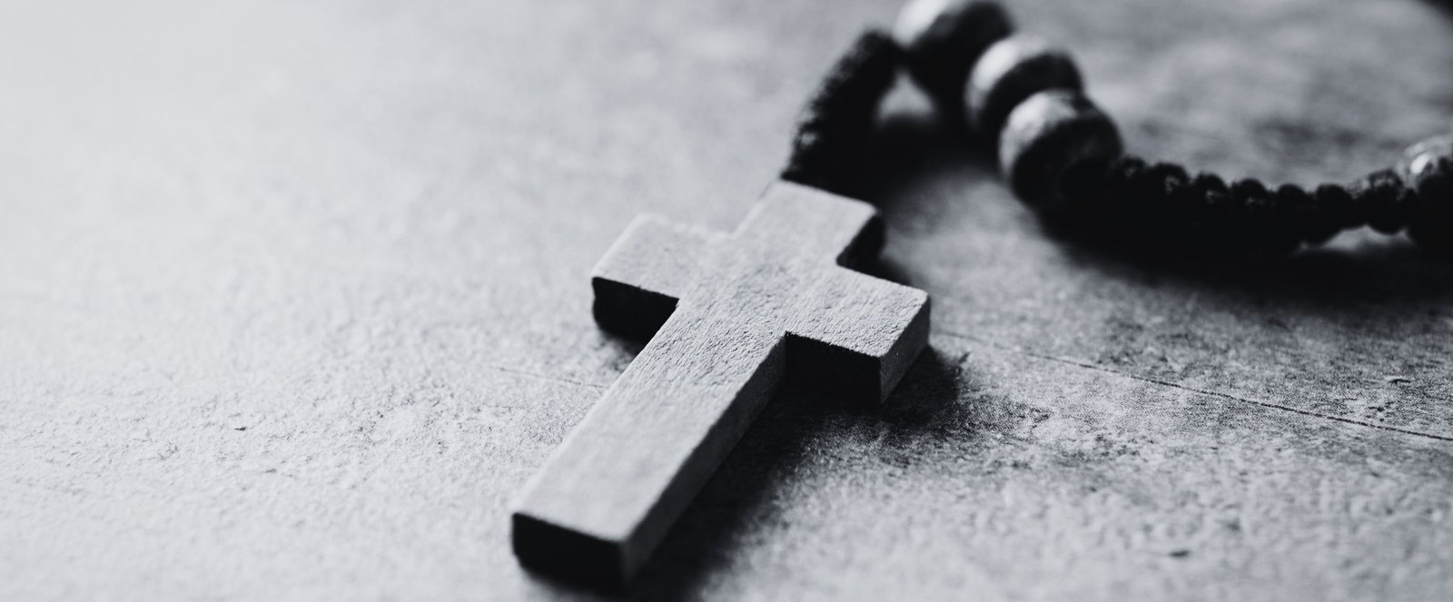 Ein schwarzweißes Bild von einem Kruzifix.