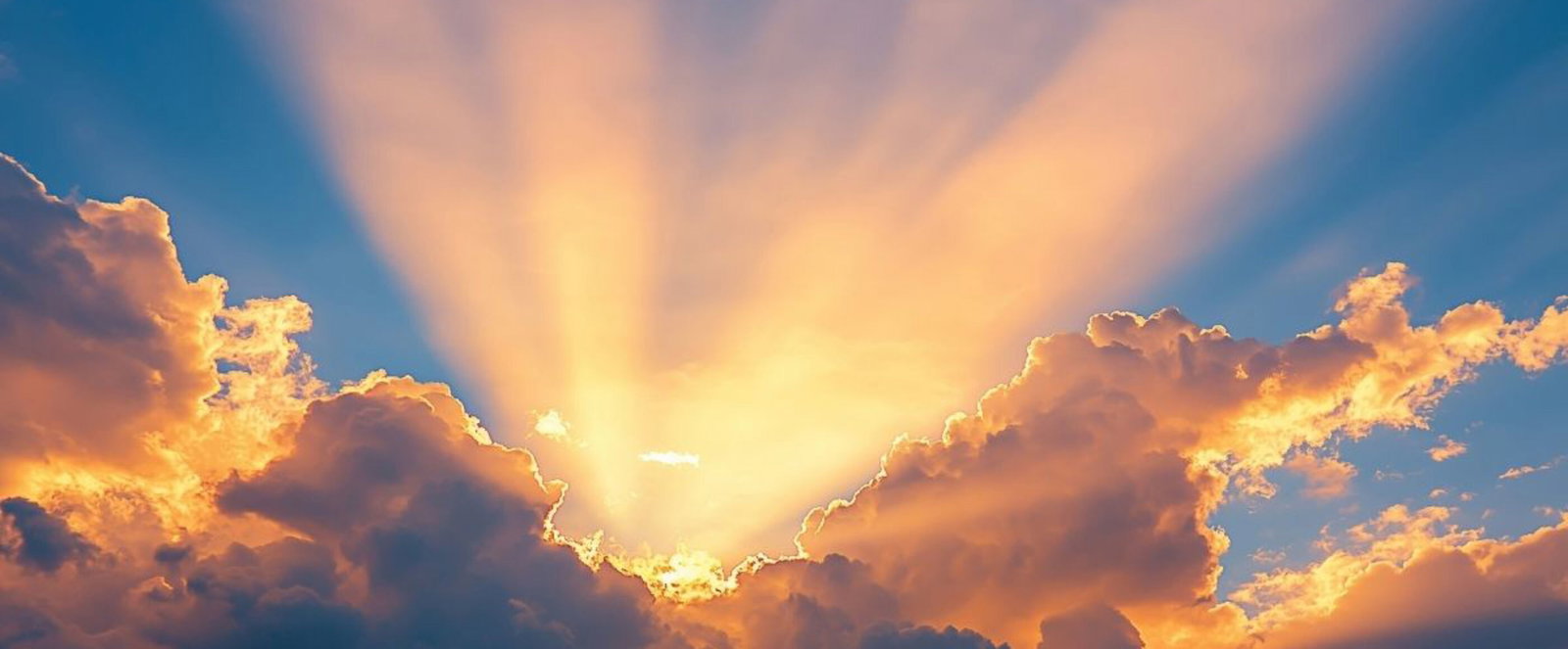Die Sonne bricht durch Wolken am Himmel