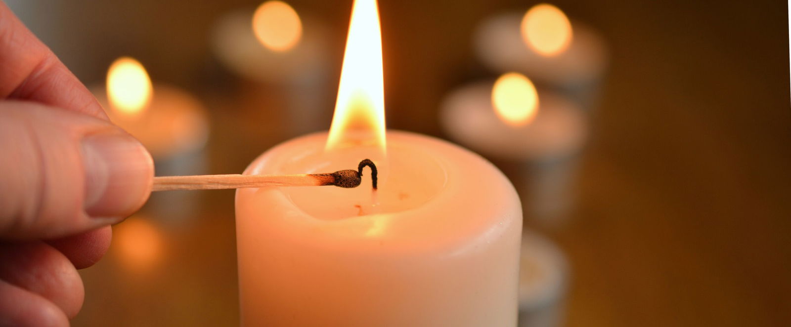 Kerze_anzünden