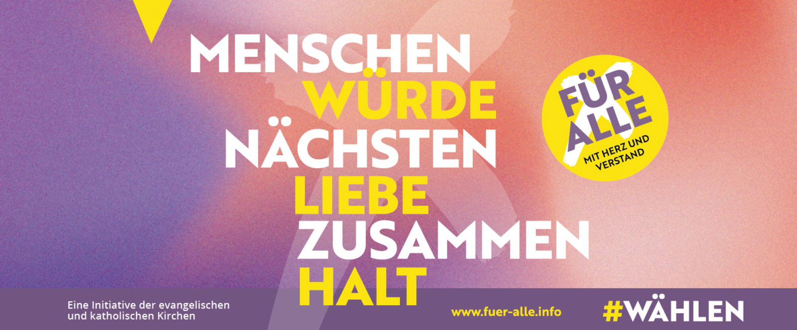 Banner der Demokratiekampagne der Landeskirche. Die Aufschrift lautet "Menschenwürde, Nächstenliebe, Zusammenhalt"