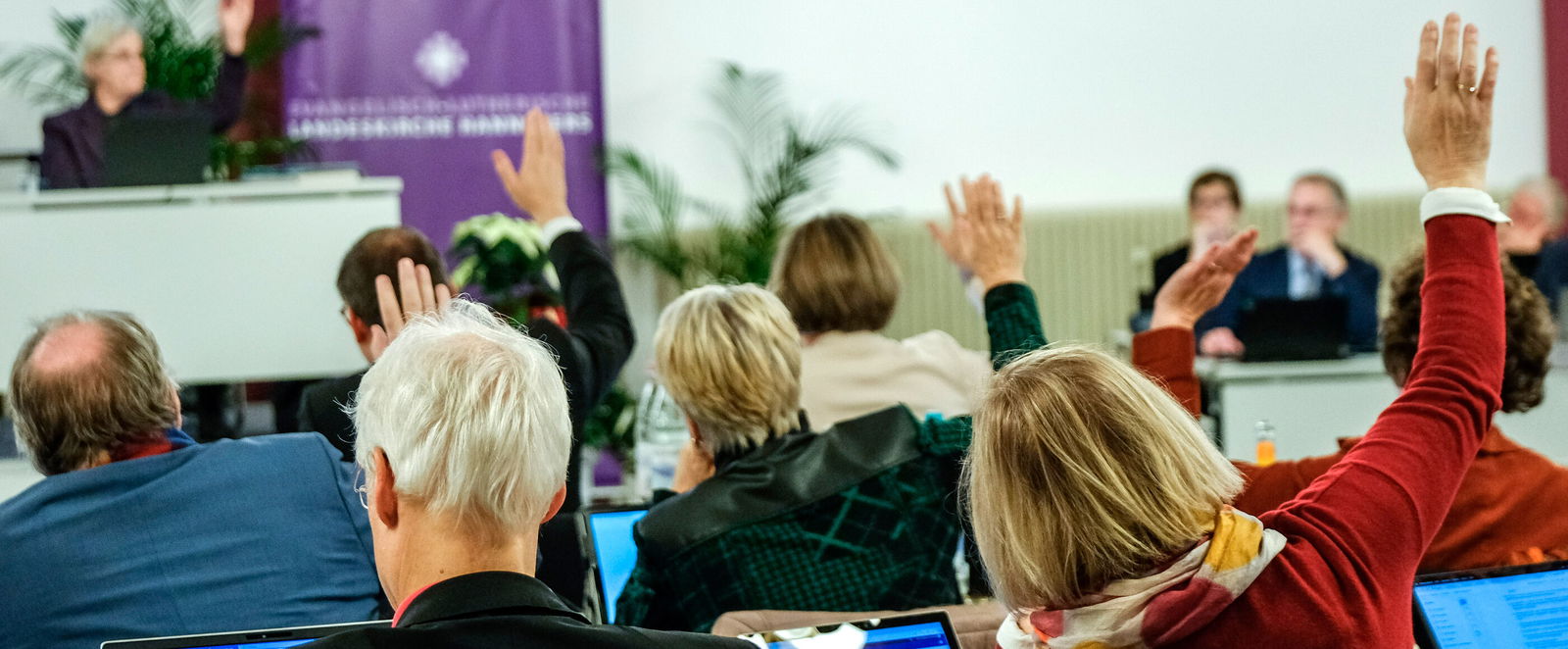 Das Plenum mit den Sydonalen stimmt ab.