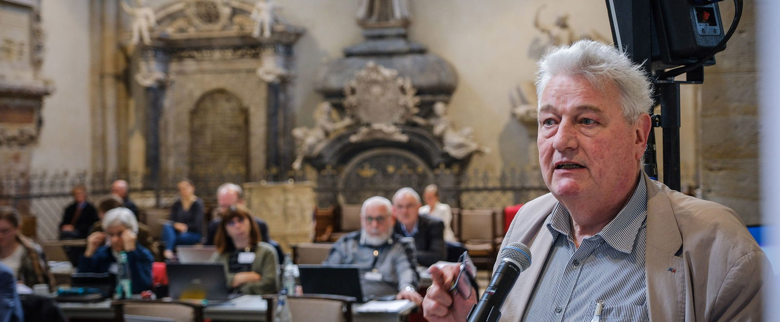 Eine Person spricht an einem Mikrofon