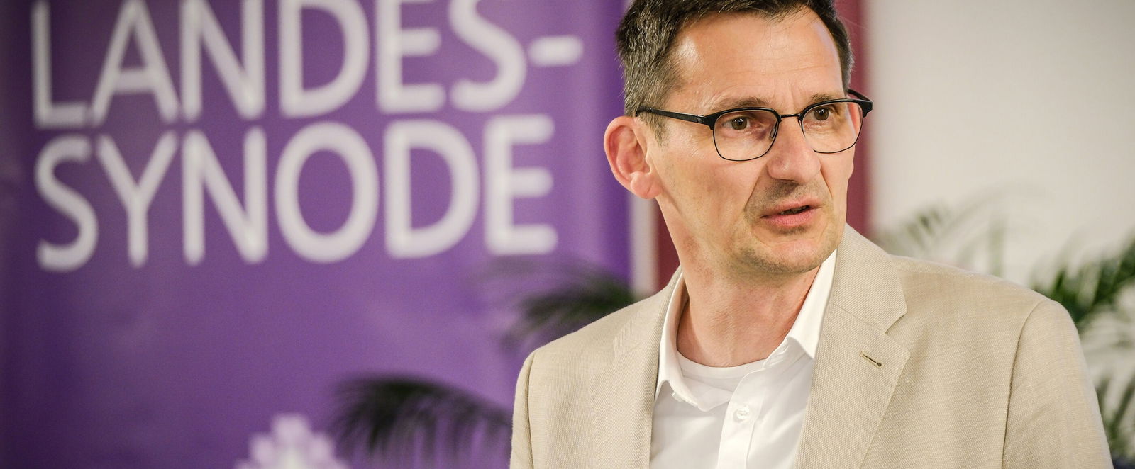 Eine Person am Rednerpult