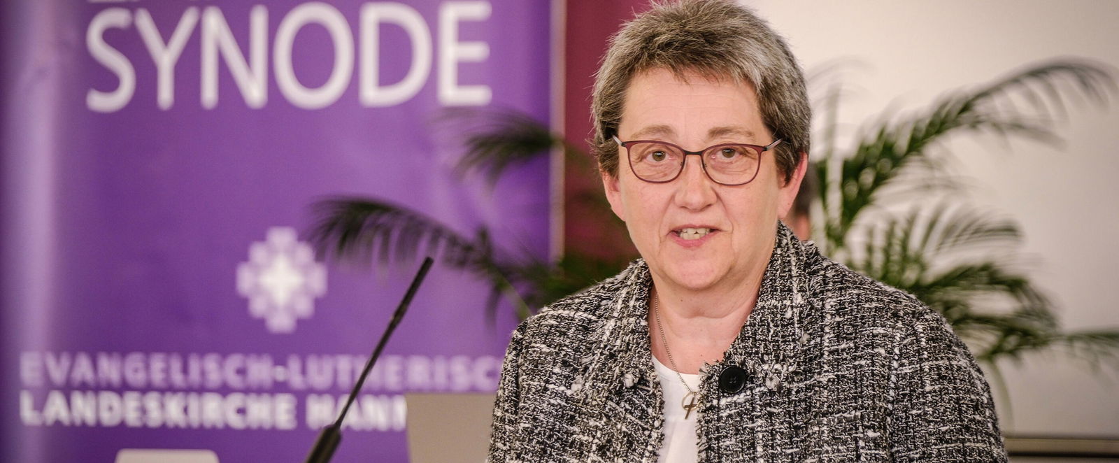 Eine weiblich lesbare Person an einem Rednerpult