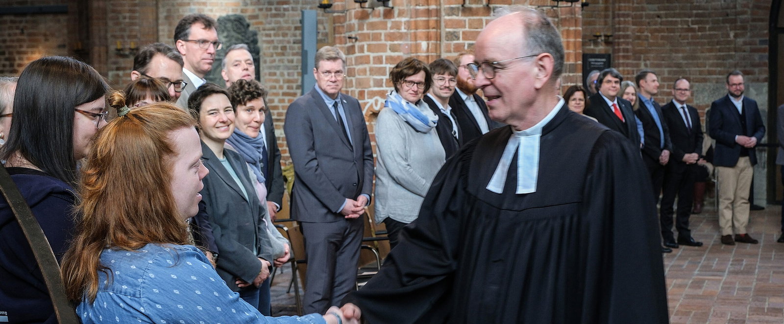 Eine Person schüttelt einer anderen die Hand