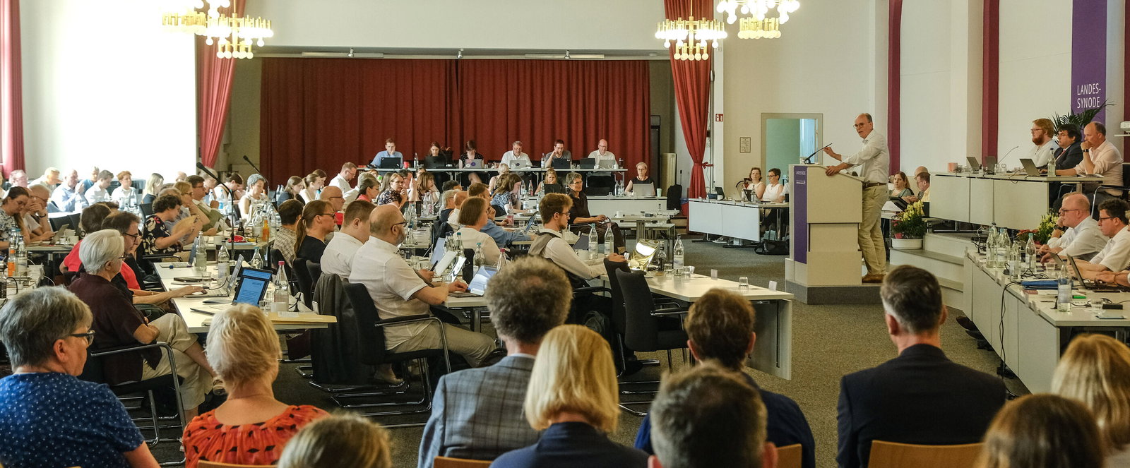 Viele Personen in einem Sitzungssaal