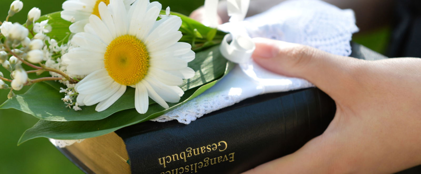 Konfirmandin mit Gesangbuch