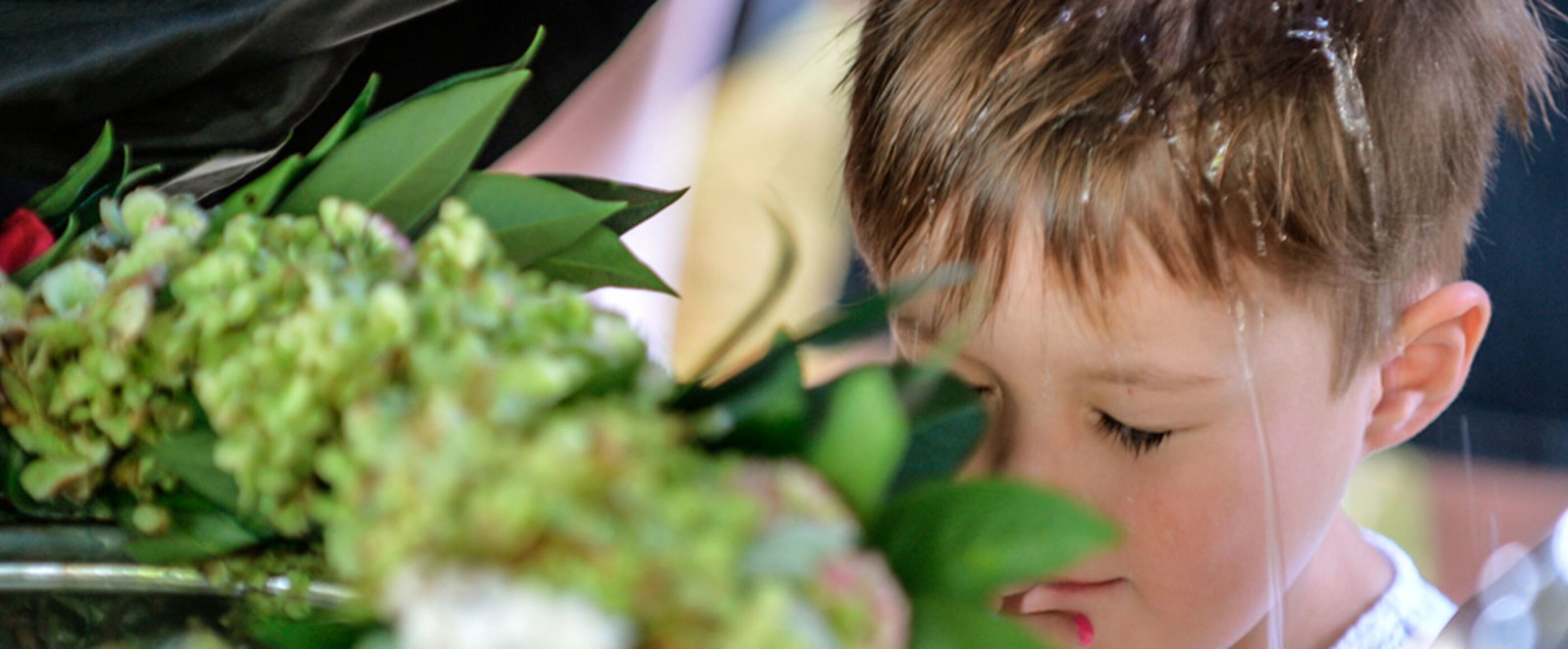 Ein Junge wird getauft