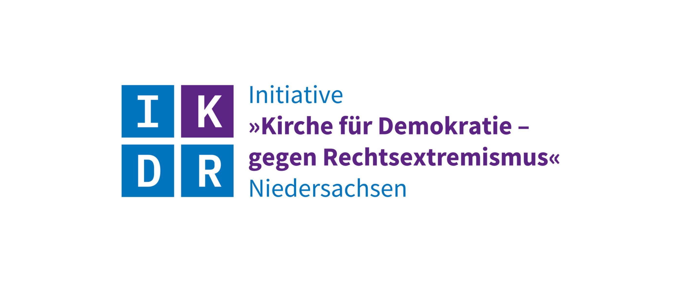 auf weißem Grund stehen in blauen Kästen die Buchstaben: IKDR - daneben steht: Initiative Kirche für Demokratie - gegen Rechtsextremismus