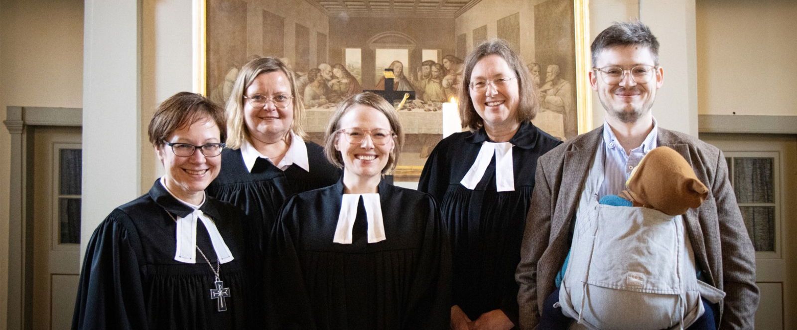 Regionalbischöfin Dr. Adelheid Ruck-Schröder (v.l.), Kirchenvorsteherin Susanne von Issendorf (Stade), Pastorin Viktoria Kratochwill, Pastorin Claudia Brandy (Stade) und Pastor Martin Kratochwill – mit Tochter Marlene – freuen sich über die Ordination.