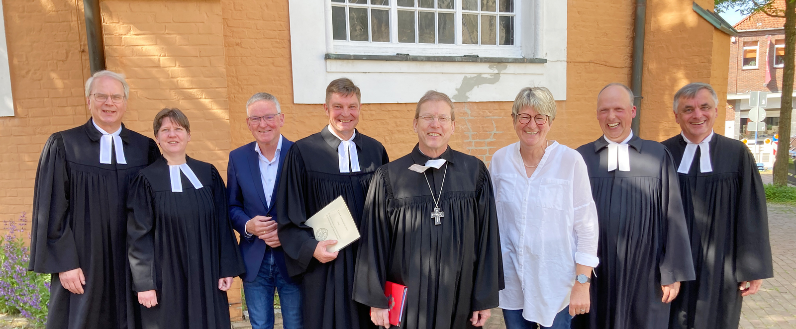 Freuen sich über die Neubesetzung (von links): Pastor Gerhard Schäfer, Pastorin Esther Ockuhn, Thomas Schuster, Carsten Stock, Regionalbischof Hans-Christian Brandy, Ulrike Bosselmann, Pastor Markus Stamme und Pastor Manfred Thoden.