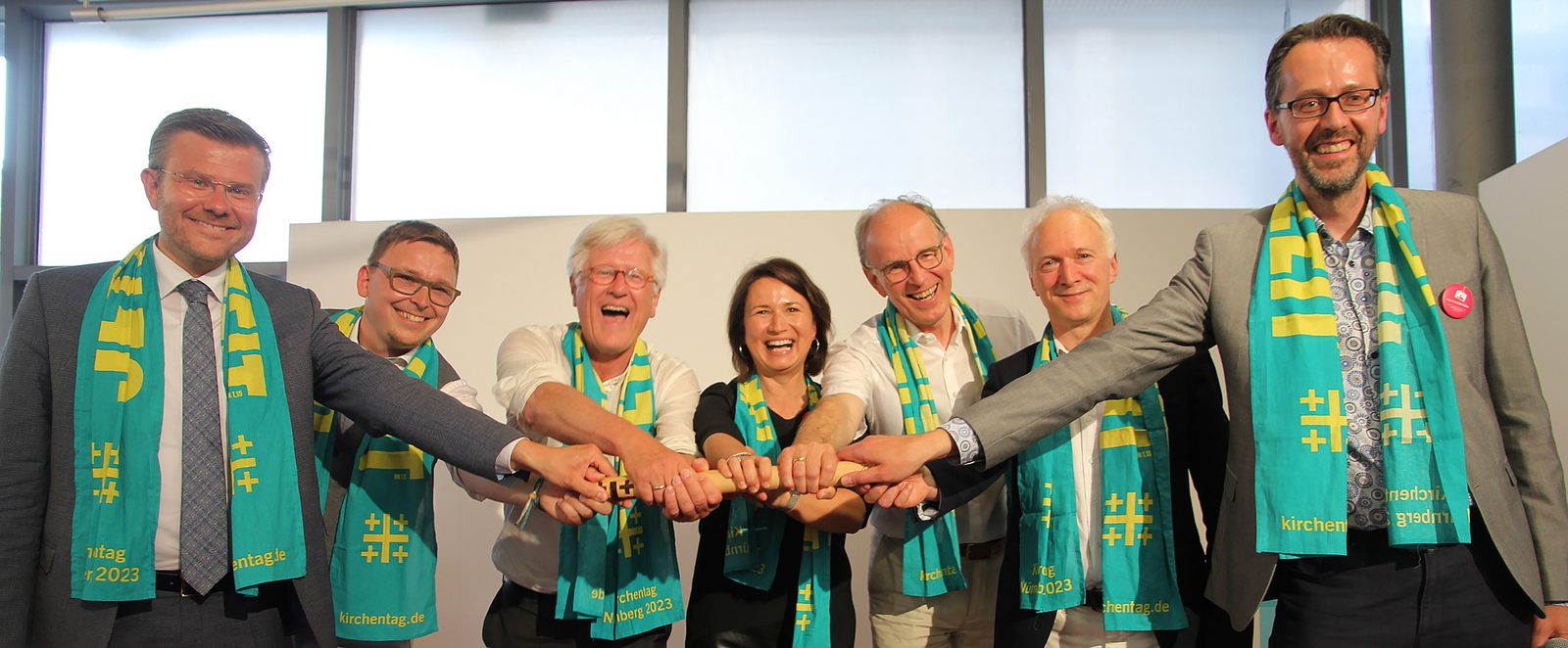 Freuen sich über die Staffelstabübergabe von Nürnberg nach Hannover (von links): Marcus König (Oberbürgermeister Nürnberg), Philipp Sommerlath (Landeskirchlicher Beauftragter Nürnberg), Heinrich Bedford-Strohm (Landesbischof Bayern), Anja Siegesmund (designierte Kirchentagspräsidentin Hannover), Ralf Meister (Landesbischof Hannovers), Thomas Klapproth (Bürgermeister Hannover) und Andreas Behr (Landeskirchlicher Beauftragter Hannover).