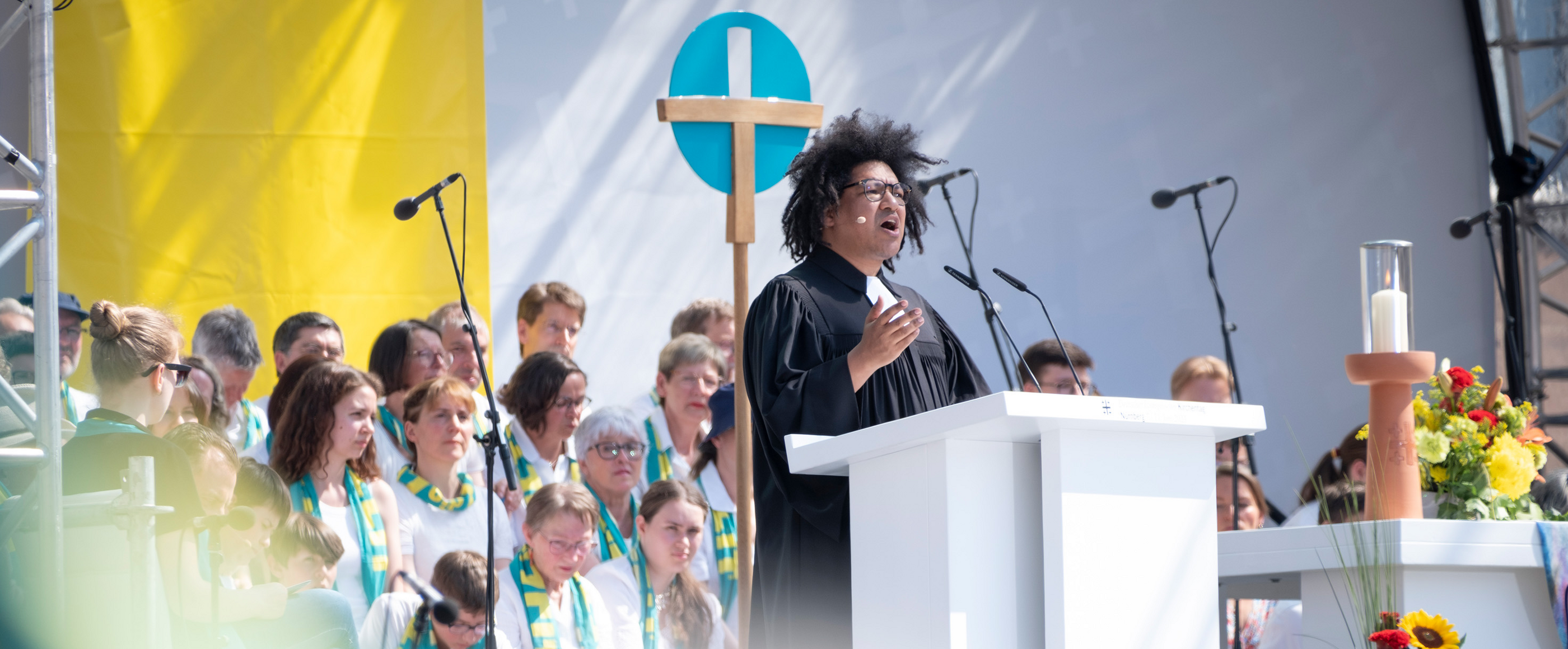 Der Wiesmoorer Pastor Quinton Ceasar predigt beim Schlussgottesdienst auf dem Hauptmarkt beim 38. Evangelischen Kirchentag in Nürnberg.