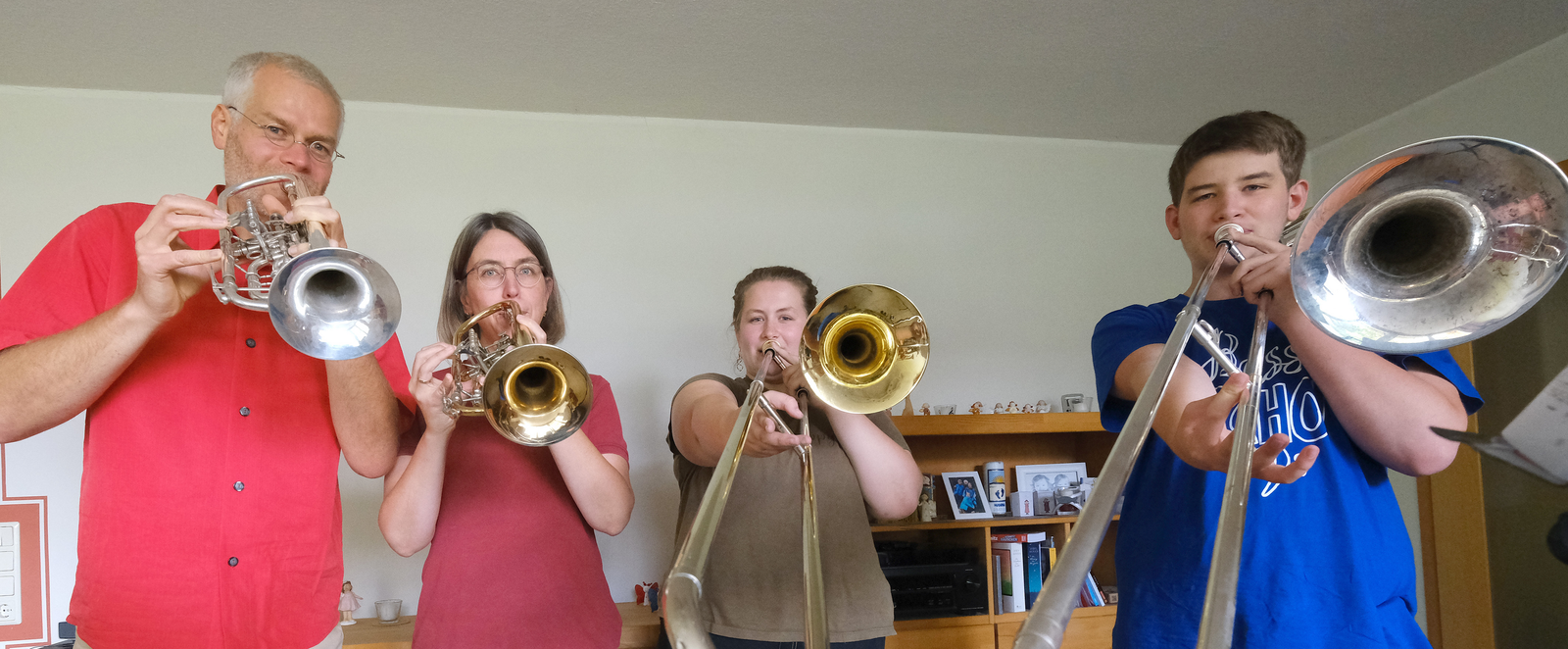 Familie Schroetke aus Barienrode bei Hildesheim spielt Posaune und Trompete im Posaunenchor St. Michael Hildesheim (von links): Ronald, Anke, Hanna und Jonas Schroetke. Foto: epd-bild/Harald Koch