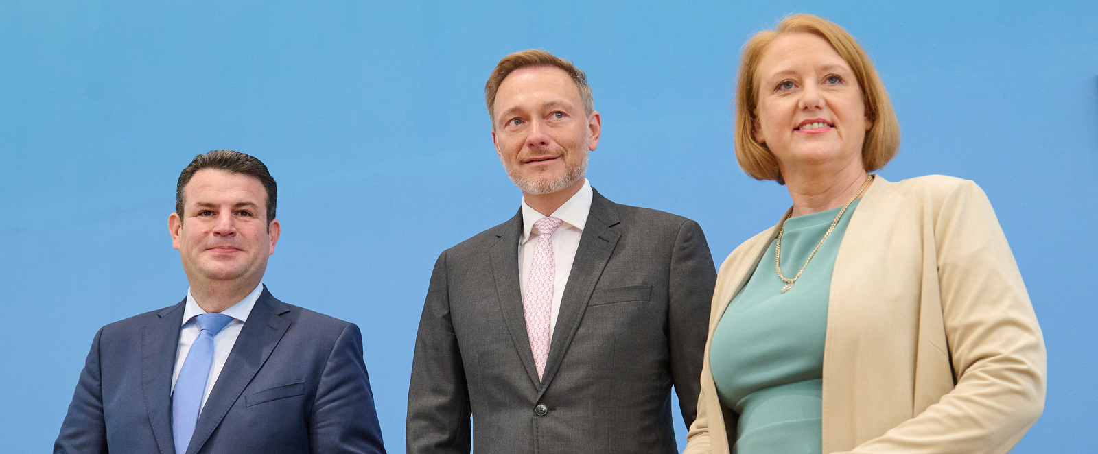 Stellen in Berlin Einzelheiten der Kindergrundsicherung vor (von rechts): Bundesfamilienministerin Lisa Paus (Grüne), Bundesfinanzminister Christian Lindner (FDP) und Bundesarbeitsminister Hubertus Heil (SPD). Foto: epd-bild/Christian Ditsch