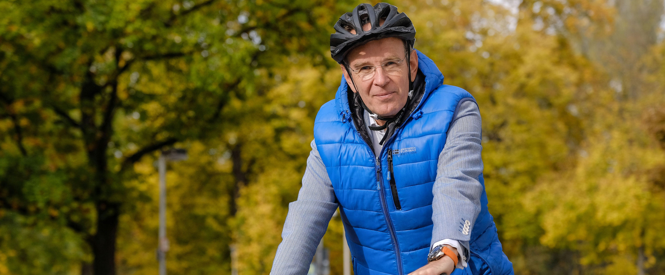 Landesbischof Ralf Meister radelt durch Hannover. Foto: epd-bild/Jens Schulze