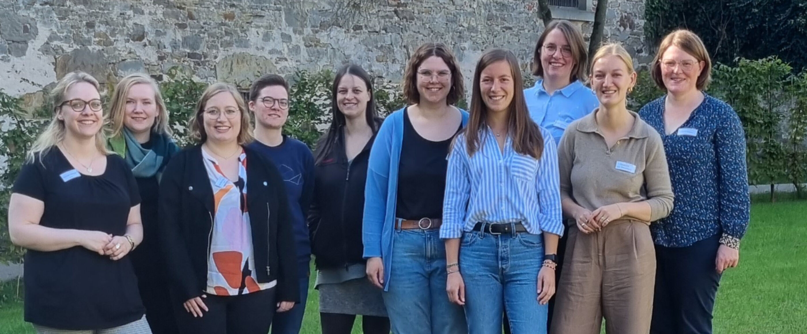 Eine Gruppe junger Frauen steht vor einem Kirchengebäude