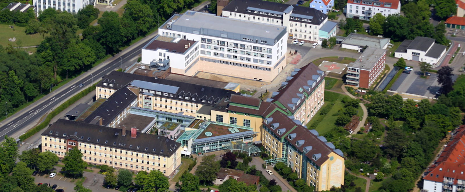 Man sieht ein Krankenhaus aus der Luft fotografiert.