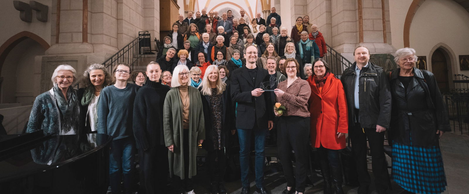 Ein großer Chor (Kantorei) steht in einer Kirche.