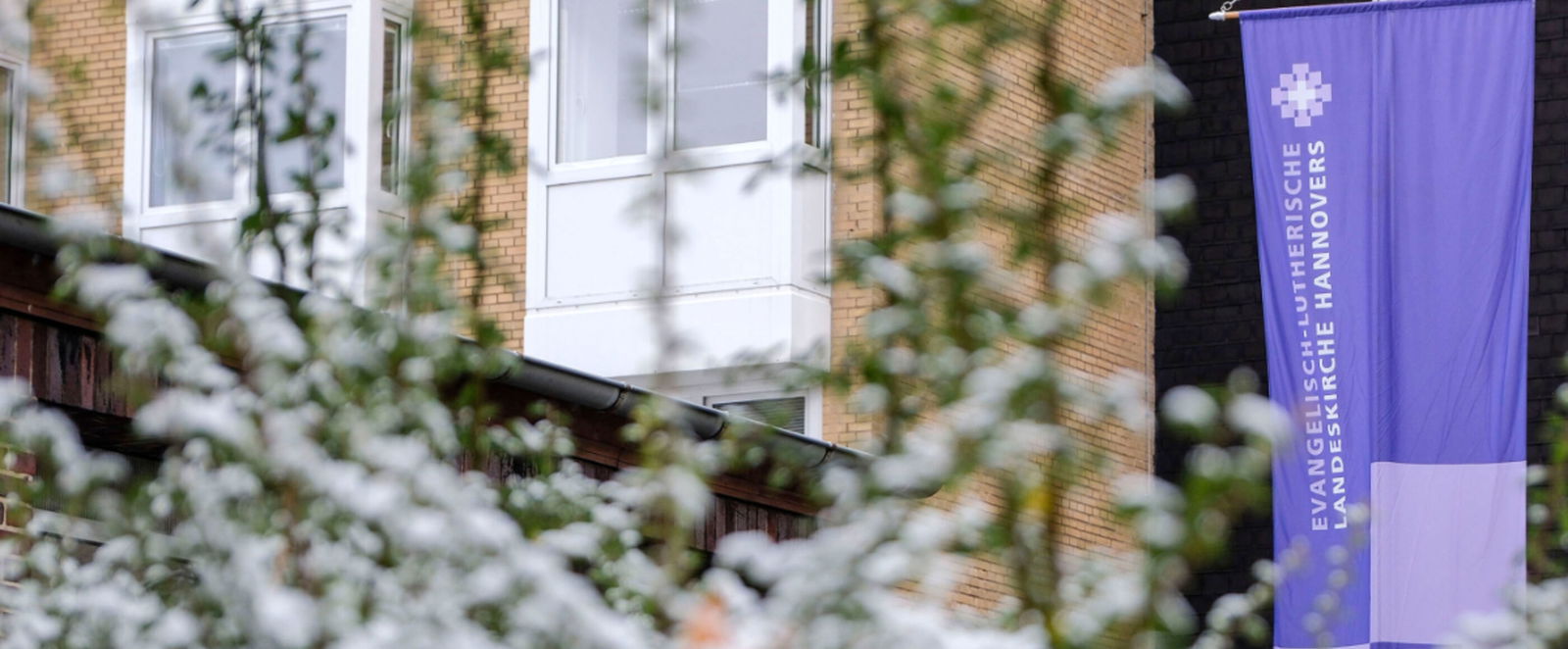 eine lila Fahne vor einem Gebäude